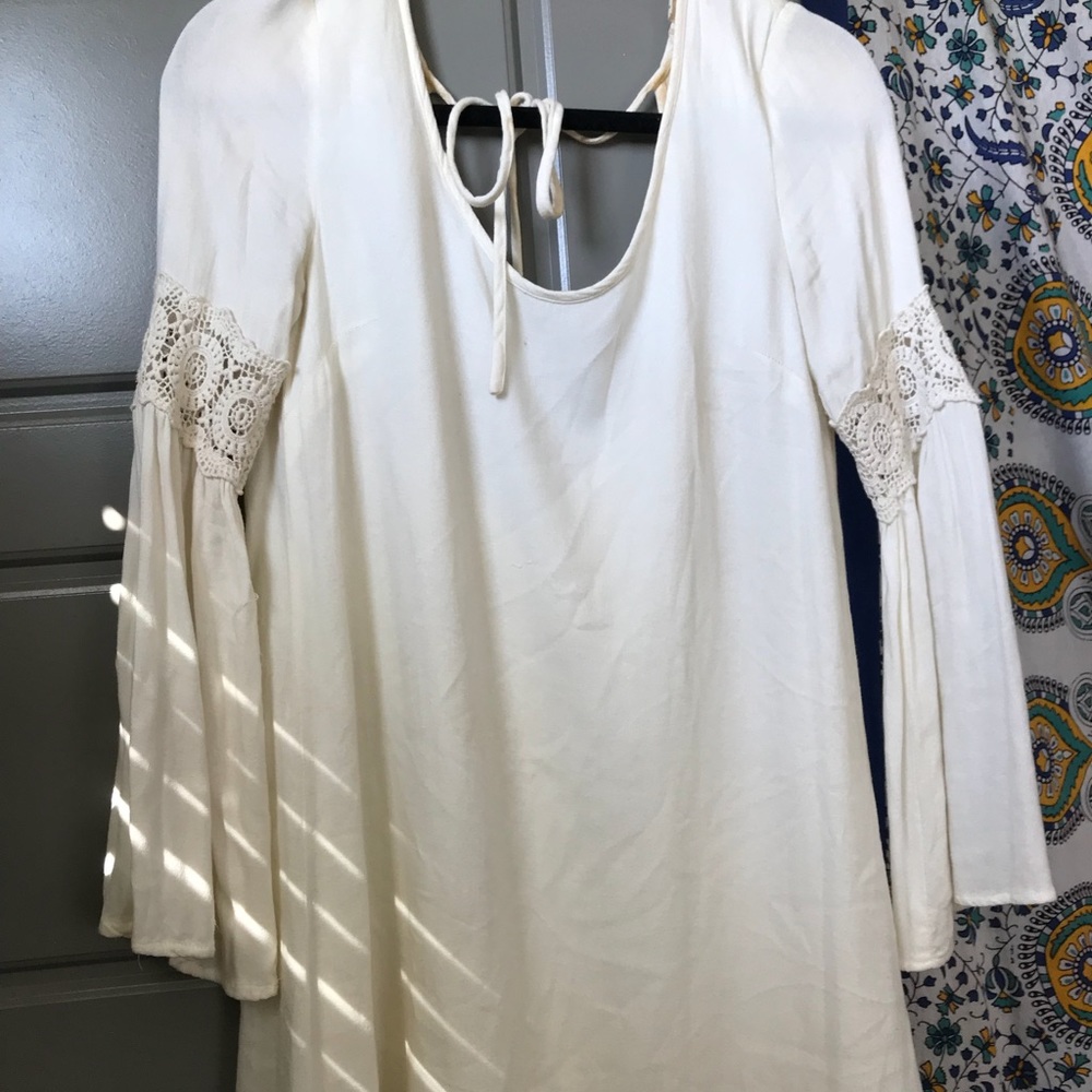 Flowy cream dress with lace